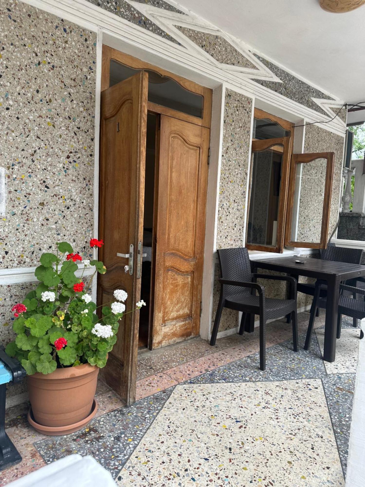 Linda Guest House Batoemi Buitenkant foto